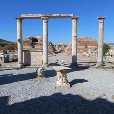 Ruinele bazilicii unde s-a ţinut Conciliul din Efes (431), 
când s-a declarat maternitatea preacuratei Fecioare Maria (Theotokos)