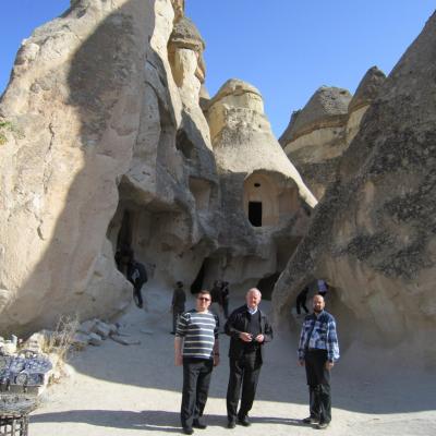 Capadocia - locuinţe ale călugărilor de altă dată şi intrarea într-o biserică