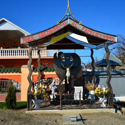 10 noiembrie: Teţcani: Monument ridicat în Anul Credinţei şi al Familiei