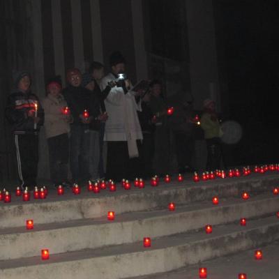16 noiembrie: Satu Nou: Candele şi voluntariat