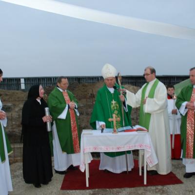17 noiembrie: Şcheia: Sfinţirea pietrei de temelie a căminului "Samariteanul milostiv"