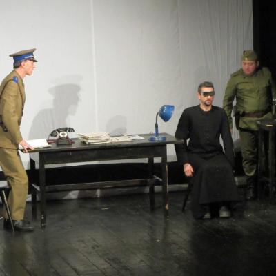 2 decembrie: Bacău: Piesa "Anton Durcovici - Omul cu faţa de bronz", la Teatrul "George Bacovia"