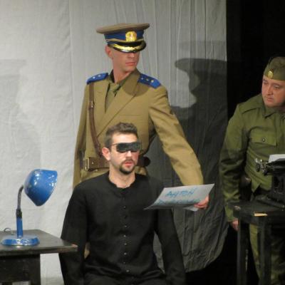 2 decembrie: Bacău: Piesa "Anton Durcovici - Omul cu faţa de bronz", la Teatrul "George Bacovia"