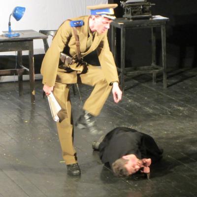 2 decembrie: Bacău: Piesa "Anton Durcovici - Omul cu faţa de bronz", la Teatrul "George Bacovia"