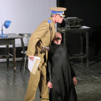 2 decembrie: Bacău: Piesa "Anton Durcovici - Omul cu faţa de bronz", la Teatrul "George Bacovia"
