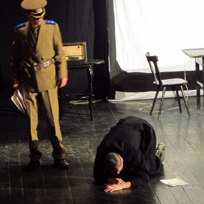 2 decembrie: Bacău: Piesa "Anton Durcovici - Omul cu faţa de bronz", la Teatrul "George Bacovia"