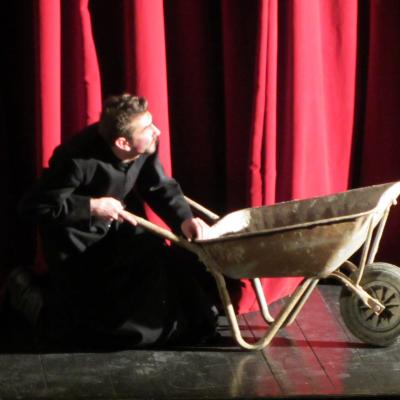 2 decembrie: Bacău: Piesa "Anton Durcovici - Omul cu faţa de bronz", la Teatrul "George Bacovia"