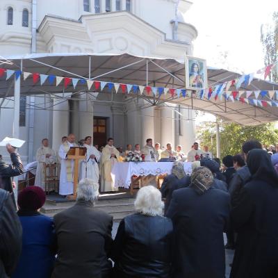6 decembrie: Roman: Hramului bisericii "Sfânta Tereza a Pruncului Isus"