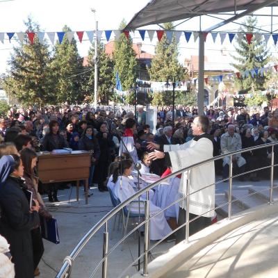 6 decembrie: Roman: Hramului bisericii "Sfânta Tereza a Pruncului Isus"