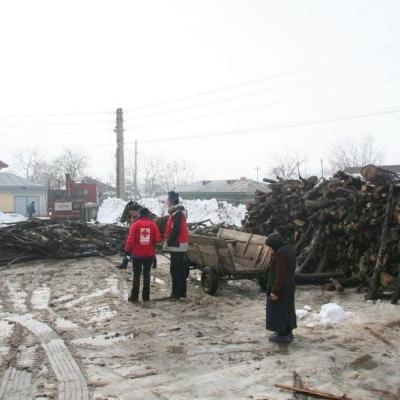 10-12 februarie: Cuca şi Măcişeni: "Încălzind case şi suflete" - acţiune a echipei de intervenţie a Centrului Diecezan Caritas