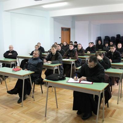 28 februarie: Roman: Masa rotundă a studenţilor "Prin «mângâierile» filosofiei spre «curajul» sfinţeniei"