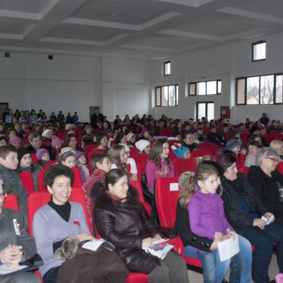 2 martie: Pildeşti: O mamă cu patru copii, aleasă "Mama Anului Scout 2014"