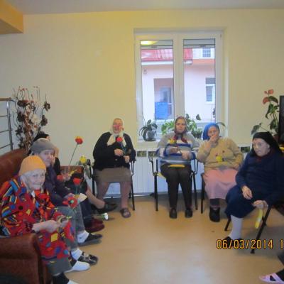 8 martie: Caritas Roman: Ziua internaţională a femeii la căminul pentru persoane vârstnice din Gherăeşti