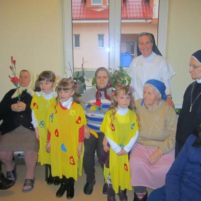 8 martie: Caritas Roman: Ziua internaţională a femeii la căminul pentru persoane vârstnice din Gherăeşti