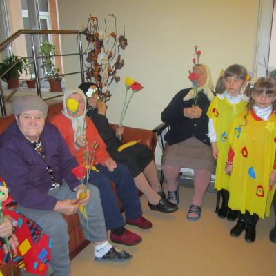 8 martie: Caritas Roman: Ziua internaţională a femeii la căminul pentru persoane vârstnice din Gherăeşti