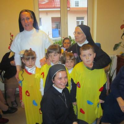 8 martie: Caritas Roman: Ziua internaţională a femeii la căminul pentru persoane vârstnice din Gherăeşti