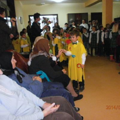 8 martie: Caritas Roman: Ziua internaţională a femeii la căminul pentru persoane vârstnice din Gherăeşti