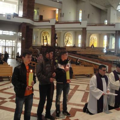 18 martie: Bacău: Liceeni pe Calea sfintei cruci pentru viaţă