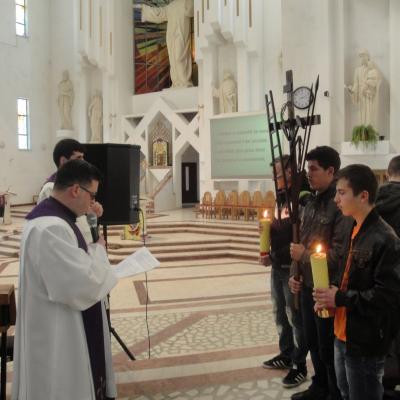 18 martie: Bacău: Liceeni pe Calea sfintei cruci pentru viaţă