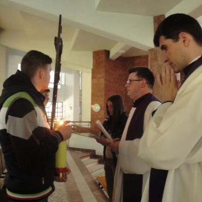 18 martie: Bacău: Liceeni pe Calea sfintei cruci pentru viaţă