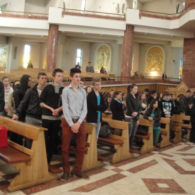 18 martie: Bacău: Liceeni pe Calea sfintei cruci pentru viaţă