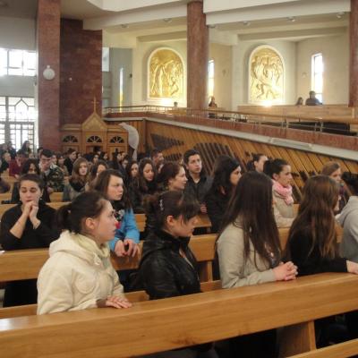 18 martie: Bacău: Liceeni pe Calea sfintei cruci pentru viaţă