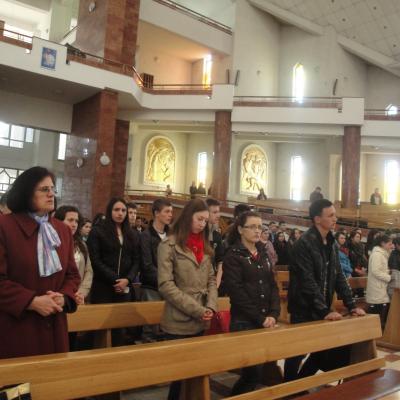 18 martie: Bacău: Liceeni pe Calea sfintei cruci pentru viaţă
