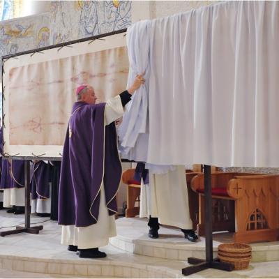 12 aprilie: Expunerea unei copii a Giulgiului din Torino în catedrala "Sfânta Fecioară Maria, Regină"