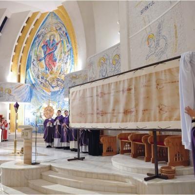 12 aprilie: Expunerea unei copii a Giulgiului din Torino în catedrala "Sfânta Fecioară Maria, Regină"