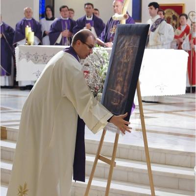 12 aprilie: Expunerea unei copii a Giulgiului din Torino în catedrala "Sfânta Fecioară Maria, Regină"