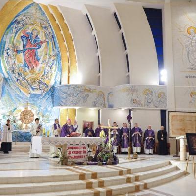 12 aprilie: Expunerea unei copii a Giulgiului din Torino în catedrala "Sfânta Fecioară Maria, Regină"