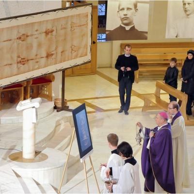 12 aprilie: Expunerea unei copii a Giulgiului din Torino în catedrala "Sfânta Fecioară Maria, Regină"
