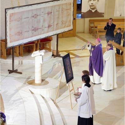12 aprilie: Expunerea unei copii a Giulgiului din Torino în catedrala "Sfânta Fecioară Maria, Regină"