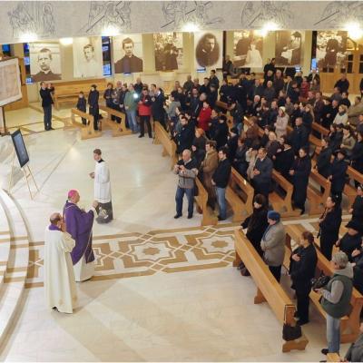 12 aprilie: Expunerea unei copii a Giulgiului din Torino în catedrala "Sfânta Fecioară Maria, Regină"