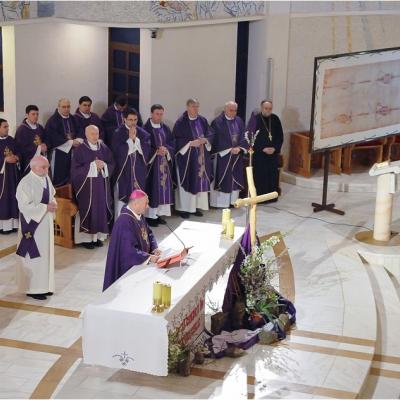 12 aprilie: Expunerea unei copii a Giulgiului din Torino în catedrala "Sfânta Fecioară Maria, Regină"
