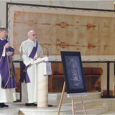 12 aprilie: Expunerea unei copii a Giulgiului din Torino în catedrala "Sfânta Fecioară Maria, Regină"