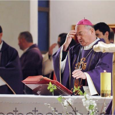12 aprilie: Expunerea unei copii a Giulgiului din Torino în catedrala "Sfânta Fecioară Maria, Regină"