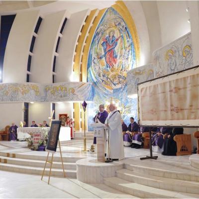 12 aprilie: Expunerea unei copii a Giulgiului din Torino în catedrala "Sfânta Fecioară Maria, Regină"