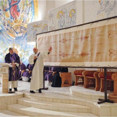 12 aprilie: Expunerea unei copii a Giulgiului din Torino în catedrala "Sfânta Fecioară Maria, Regină"