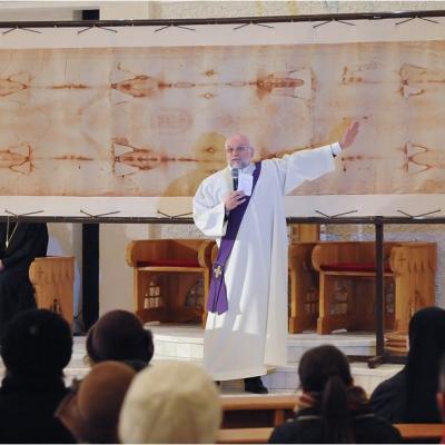 12 aprilie: Expunerea unei copii a Giulgiului din Torino în catedrala "Sfânta Fecioară Maria, Regină"