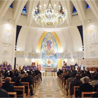 12 aprilie: Expunerea unei copii a Giulgiului din Torino în catedrala "Sfânta Fecioară Maria, Regină"
