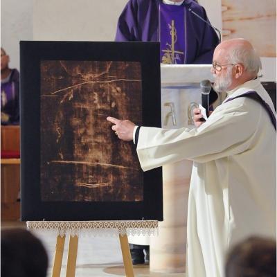 12 aprilie: Expunerea unei copii a Giulgiului din Torino în catedrala "Sfânta Fecioară Maria, Regină"