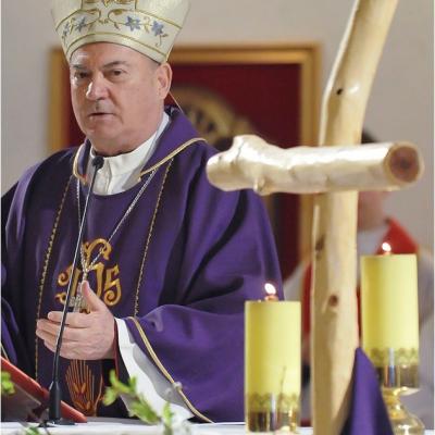 12 aprilie: Expunerea unei copii a Giulgiului din Torino în catedrala "Sfânta Fecioară Maria, Regină"