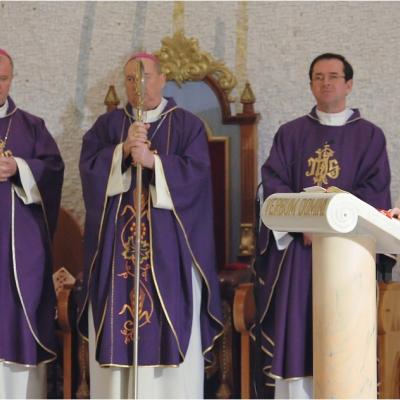 12 aprilie: Expunerea unei copii a Giulgiului din Torino în catedrala "Sfânta Fecioară Maria, Regină"