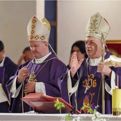 12 aprilie: Expunerea unei copii a Giulgiului din Torino în catedrala "Sfânta Fecioară Maria, Regină"