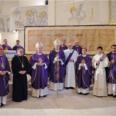 12 aprilie: Expunerea unei copii a Giulgiului din Torino în catedrala "Sfânta Fecioară Maria, Regină"