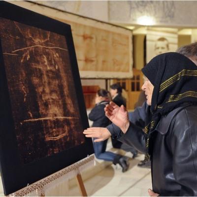 12 aprilie: Expunerea unei copii a Giulgiului din Torino în catedrala "Sfânta Fecioară Maria, Regină"