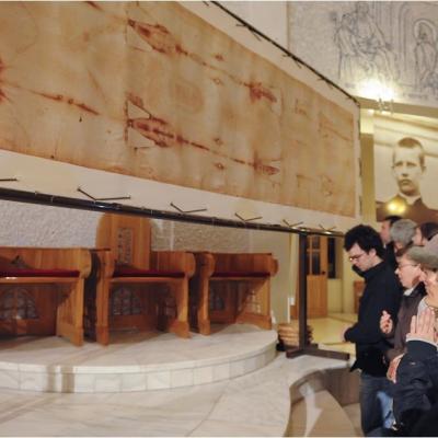 12 aprilie: Expunerea unei copii a Giulgiului din Torino în catedrala "Sfânta Fecioară Maria, Regină"