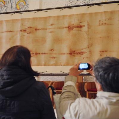 12 aprilie: Expunerea unei copii a Giulgiului din Torino în catedrala "Sfânta Fecioară Maria, Regină"