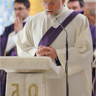 12 aprilie: Expunerea unei copii a Giulgiului din Torino în catedrala "Sfânta Fecioară Maria, Regină"